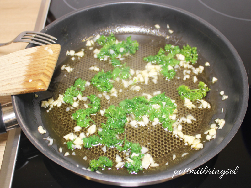 Knoblauch und Petersilie in Olivenöl anbraten. - Spaghetti aglio e olio