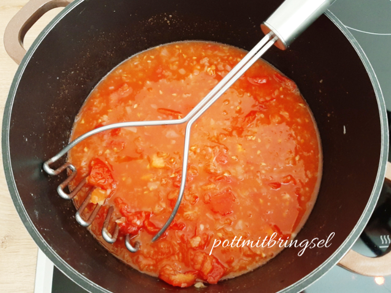 Tomatenmark, Wasser und Möhren hinzufügen