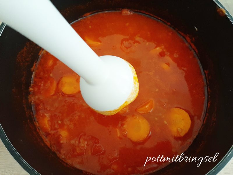 Tomatensoße Ggf. mit einem Pürierstab fein pürieren