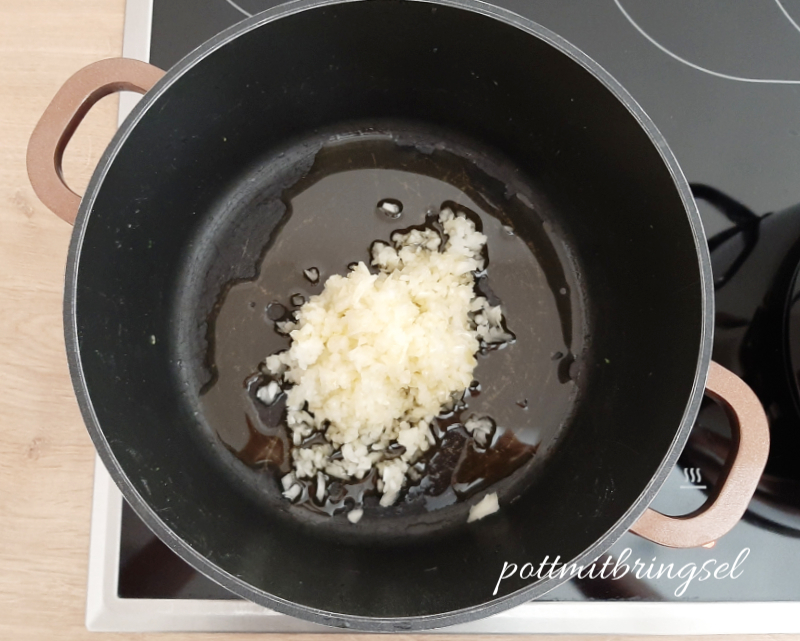 Tomatensoße Zwiebel glasig dünsten