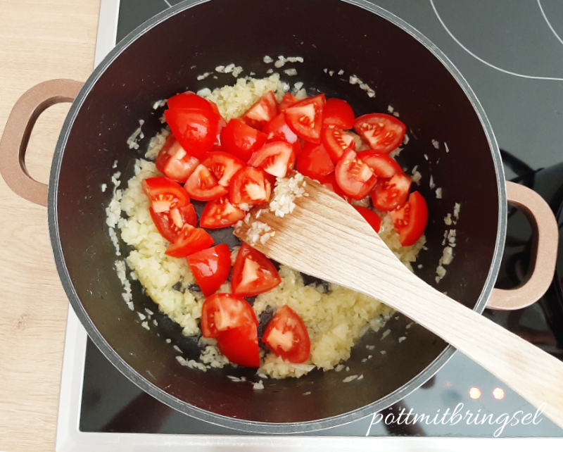 Tomatenstückchen hinzugeben