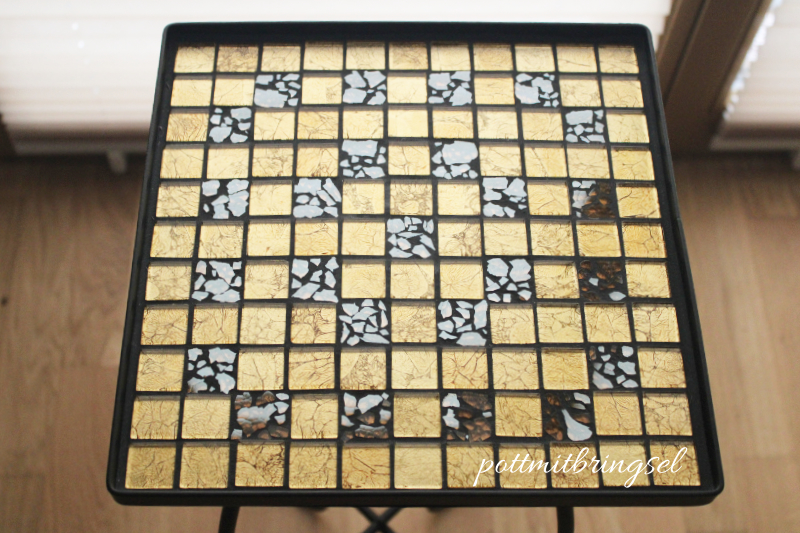 goldfarbene Minifliesen aus dem Baumarkt gemixt mit goldfarbenen Crackle-Mosaik (Bastelbedarf) 
