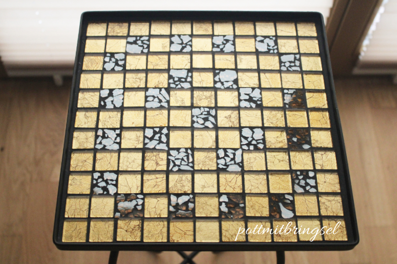 goldfarbene Minifliesen aus dem Baumarkt gemixt mit goldfarbenen Crackle-Mosaik (Bastelbedarf)