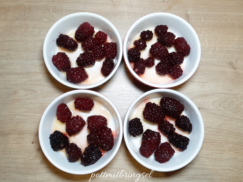 Anschließend über die Beeren geben.