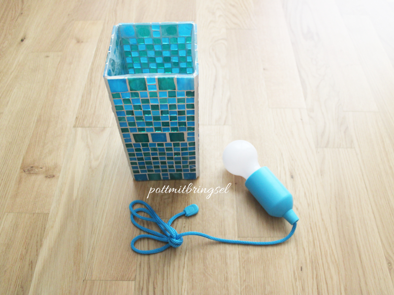 mobile LED-Leuchte mit Zugband - Tischlampe aus Tiffany-Mosaiksteinen 