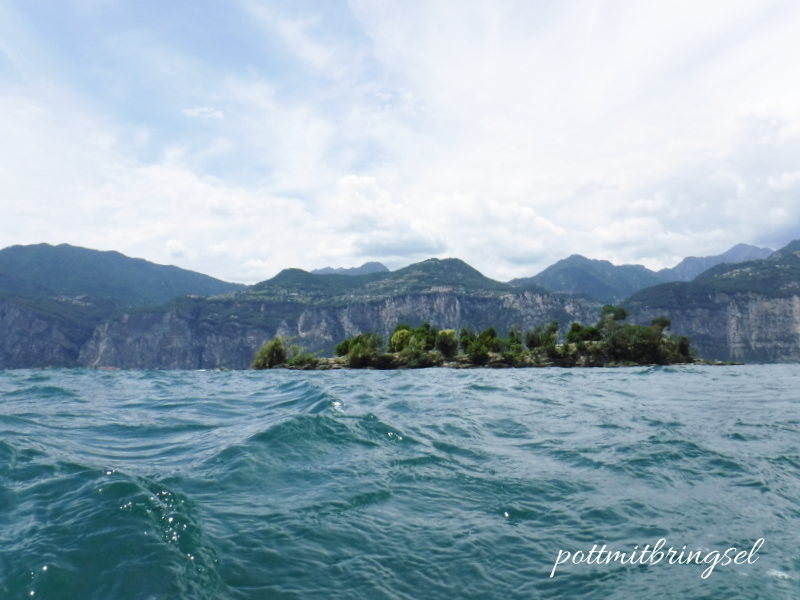 Auf dem Weg zur Isola dell` Olivo vor Malcesine (Gardasee).