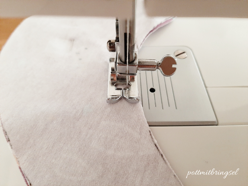 Auf der Nähmaschine mit dem Geradstich ringsherum nähen, dabei eine Wendeöffnung von ca. 3cm lassen. - Halstuch
