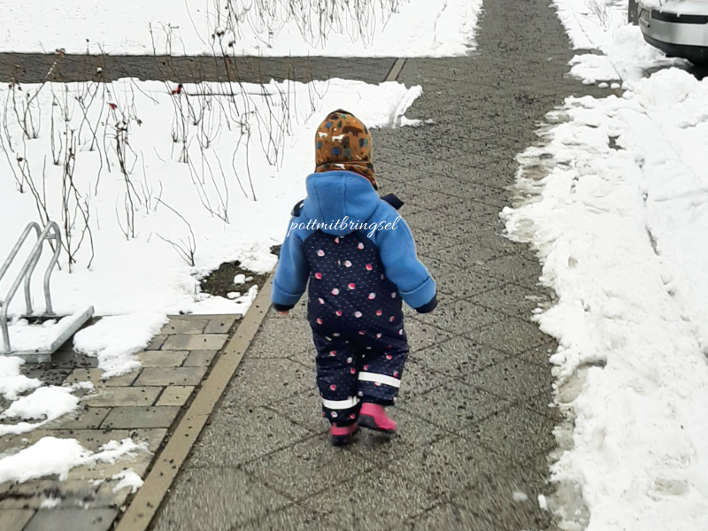 Bei Schnee und Regenwetter ziehen wir die Matschhose einfach drüber - Wollwalk