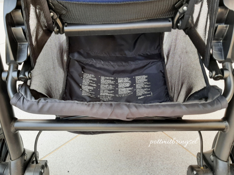 Der Korb des Buggys hat eine mit den Korb eines Kinderwagens vergleichbare Größe. Nur ist dieser etwas schwer zugänglich, wenn die Rückenlehne des Buggys in Liegeposition ist. - Unser Unterwegsbuggy