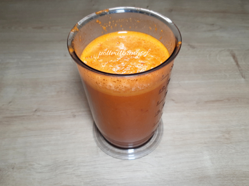 Alle Zutaten (abgesehen vom Salz) nach und nach in einen Behälter geben und mit einem Pürierstab fein pürieren. - kanarische Kartoffeln mit Mojo rojo