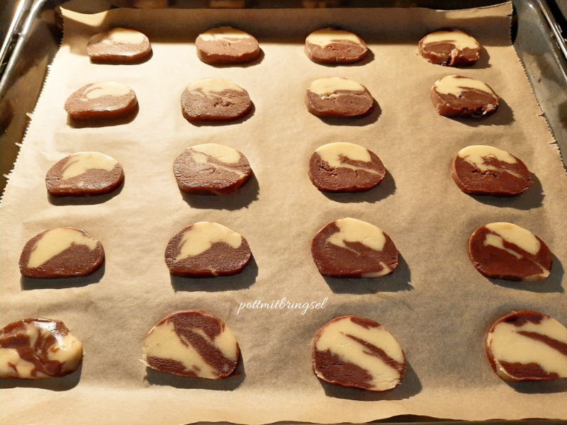 Etwa 20 Minuten bei 180°C backen. Die Backdauer hängt von der Dicke & Größe der Kekse ab