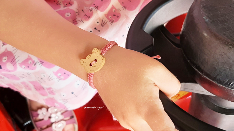Kinderarmband mit einer Katze - #pottmitbringsel #mamablogger  #kreativblog #kreativblogger #selbermachen #handmade #diy #doityourself #anleitung #makramee #makrameeliebe #makrameeschmuck #makrameefürkinder #makrameefüranfänger #knüpfen #knüpfenundknoten #knüpfenundknotenliebe #materialmittwoch #kreativ_blogger #macramecommunity #macrameecommunityde #craftsposure #micromacrame #micromacramejewelry #mikromakramee #mikromakrame #mikromakrameeschmuck #macrameschool #macrameworld 