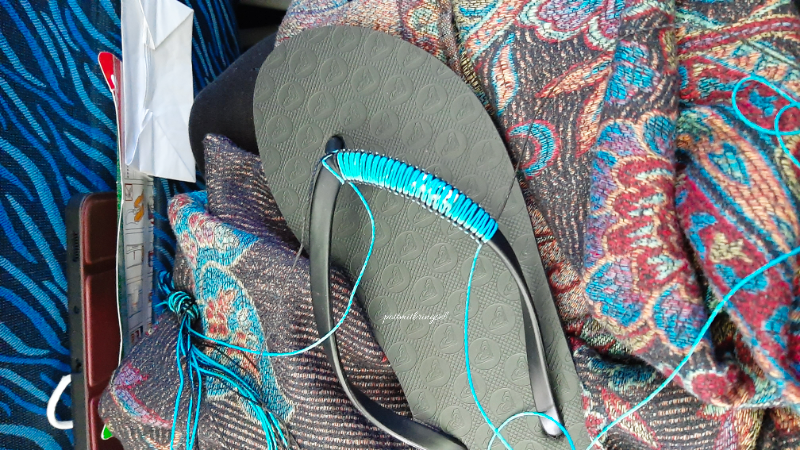 Flipflops umknüpfen ist auch eine tolles DIY-Projekt für unterwegs, z.B. hier bei mir im Urlaubsflieger (Schere+Feuerzeug+Nadel jedoch lieber im Koffer mitreisen lassen).