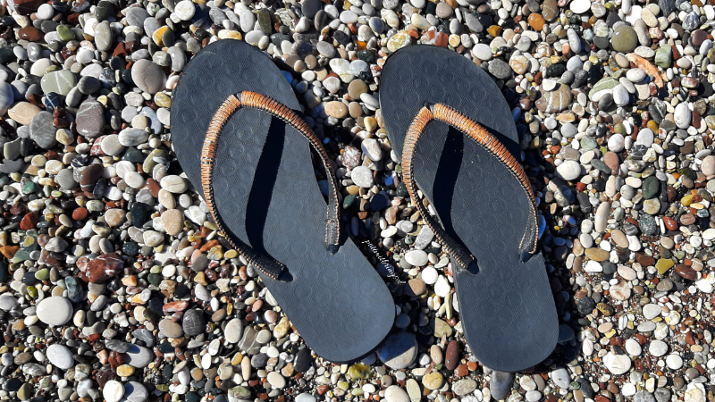 Flipflops umknüpfen mit gewachsten Garn in braun