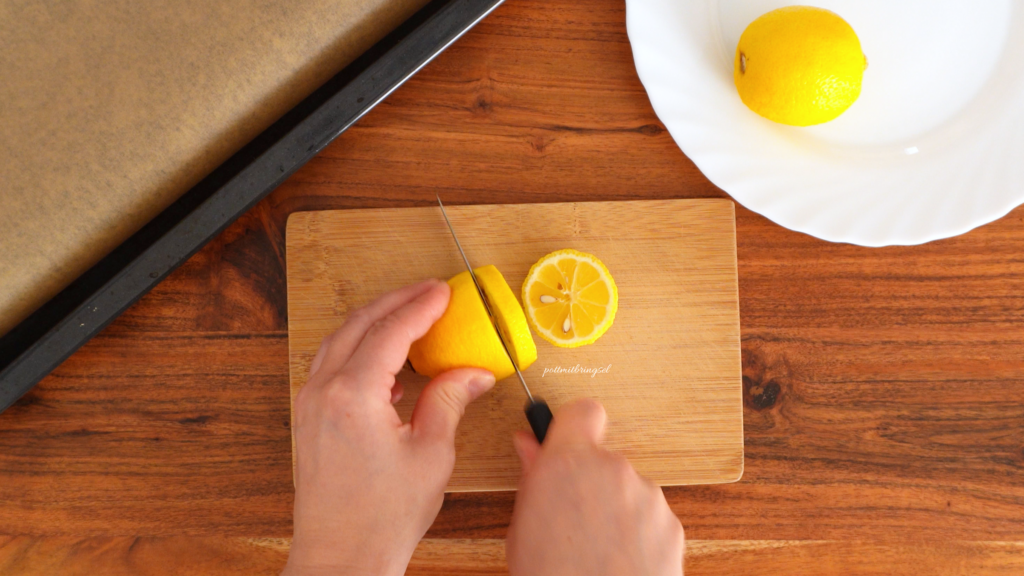Zitronen in 5-8 mm dicke Scheiben schneiden